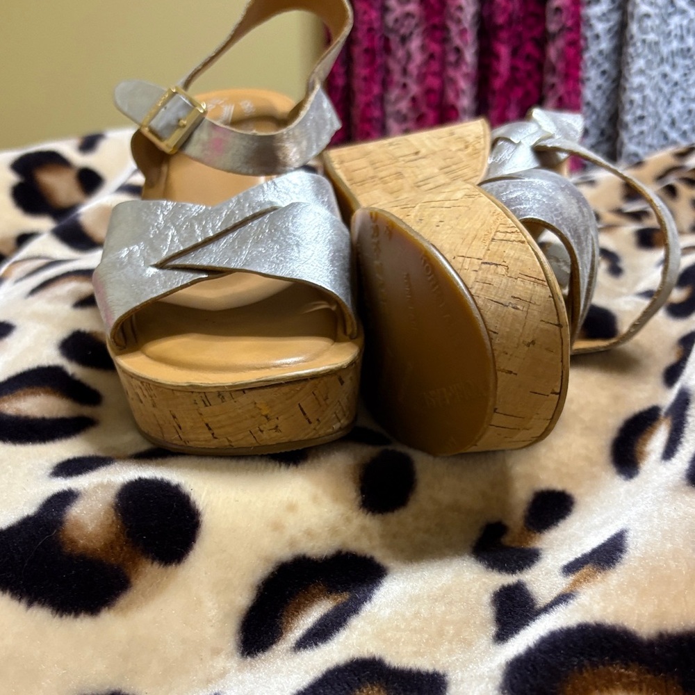 Stylish Silver Platform Sandals size 8 Kork Ease - Picture 3 of 8